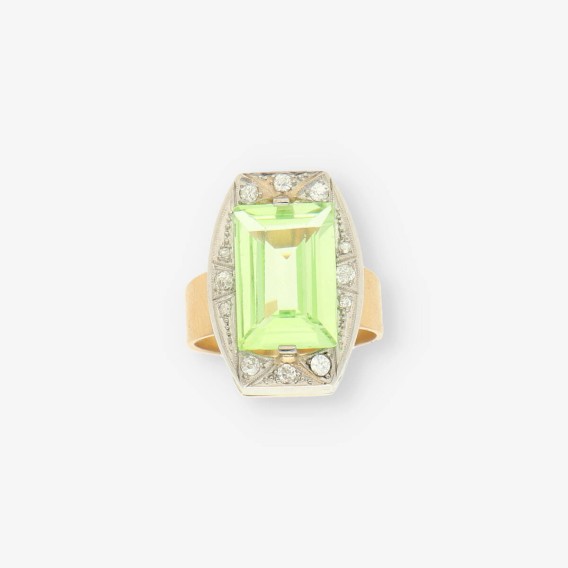 Anillo oro y piedra verde