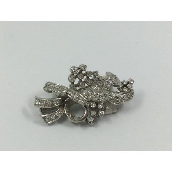 Broche en oro blanco cuajado de brillantes.