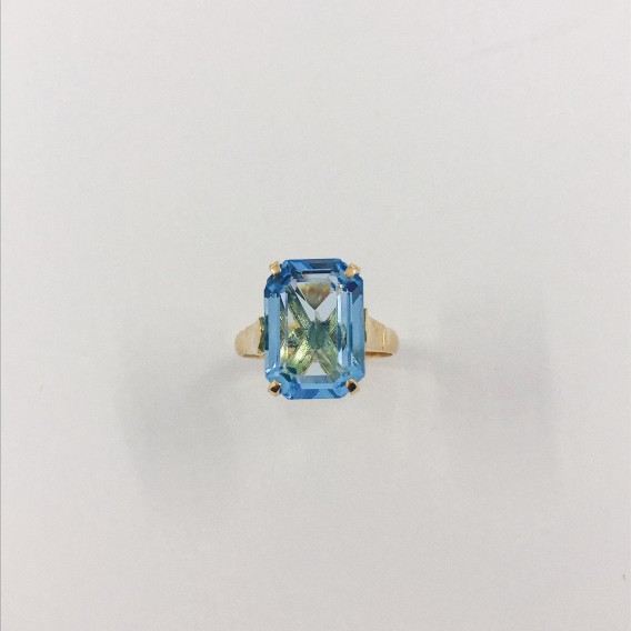 Anillo en oro con topacio azul.