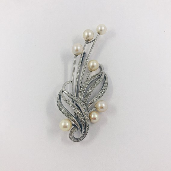 Broche largo en oro blanco con perlas y brillantes.