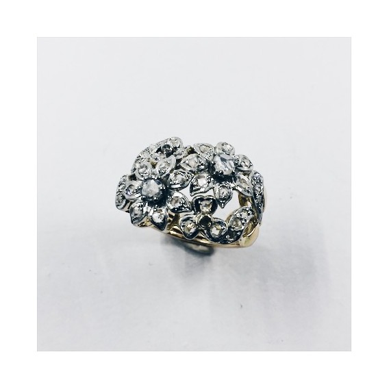 Anillo de oro y diamantes