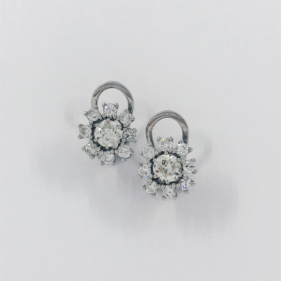 Pendientes en oro blanco con brillantes.