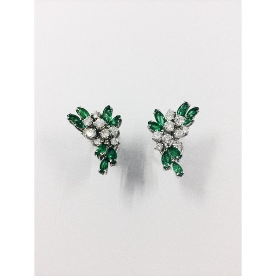 Pendientes de oro blanco, brillantes y esmeraldas.