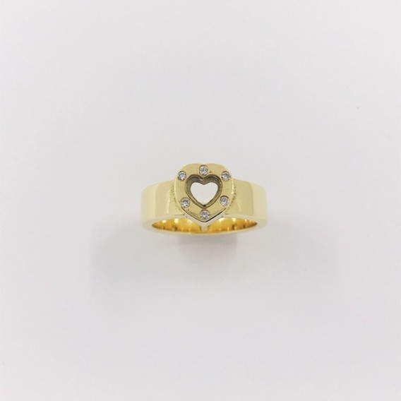 Anillo de oro con corazÃ³n central decorado con brillantes