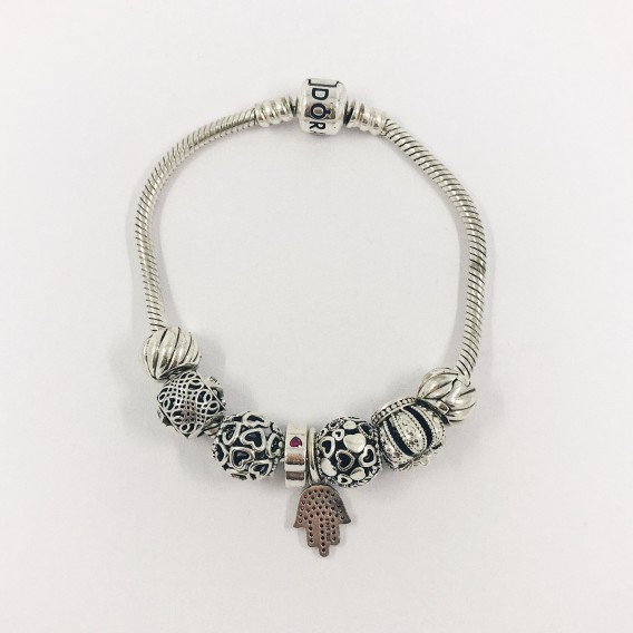 Pulsera Pandora en plata.