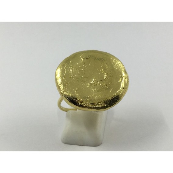 Anillo de oro con disco de oro sin pulir