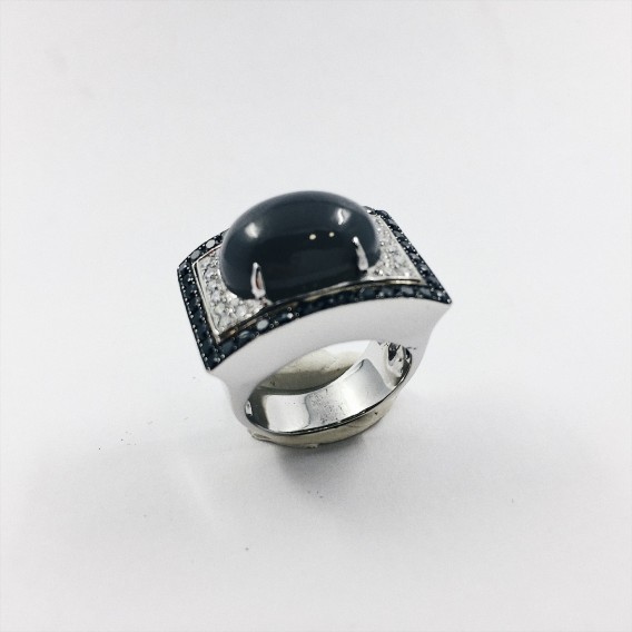 Anillo en oro blanco con diamantes blancos y negros y piedra natural gris