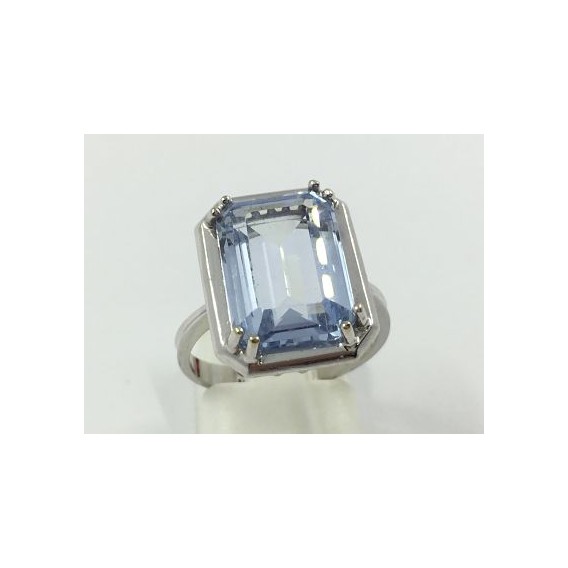 Anillo de oro blanco con piedra azul.