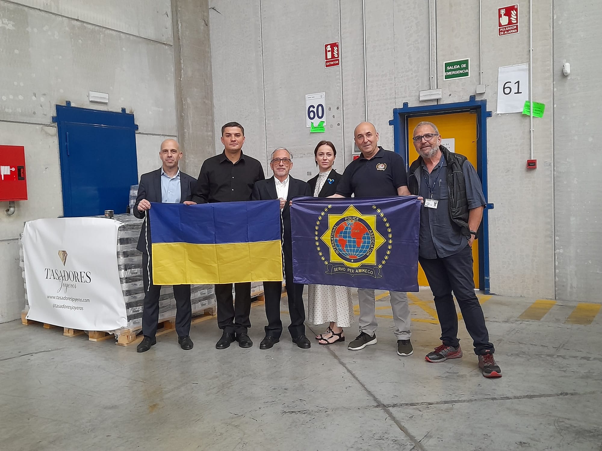 Tasadores Joyeros dona a Ucrania alimentos en conserva.