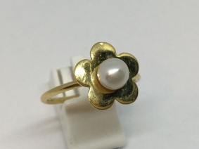 Sortija en forma de flor Tous en oro amarillo y perla cultivada | Comprar joyas y relojes Tous de segunda mano | Comprar anillos de segunda mano